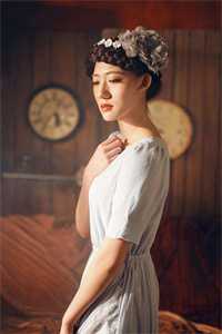 老婆初恋擦伤腿后，她打断我双腿哄他开心